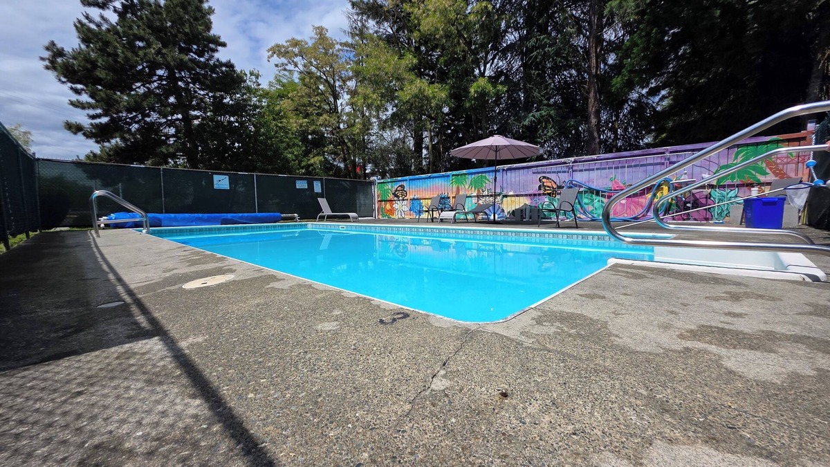 North Cowichan Hotel | Falcon Nest Motel