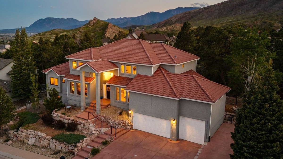 Mountain Shadows House | Fall Availability! Large Family-Friendly Escape Game Room Hot Tub Kids room