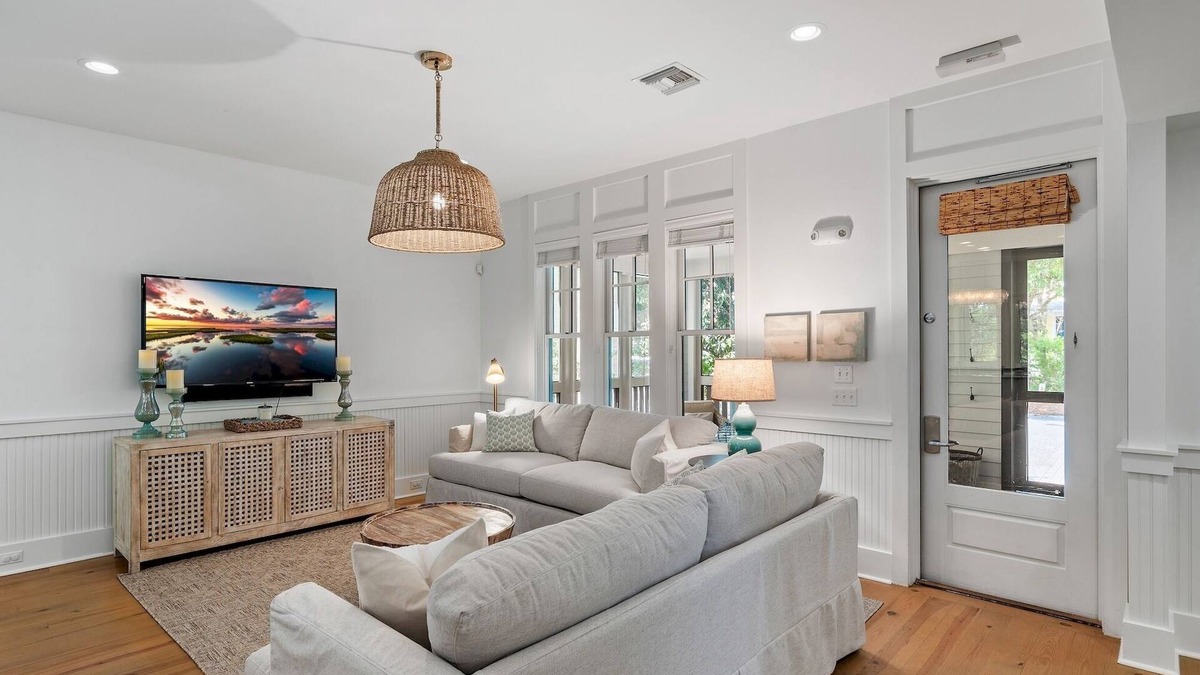 Cottage District House | Fall Availability! Cottage District! 2 Screened-in Porches! 4 Adult Bikes! Walk to Seaside!