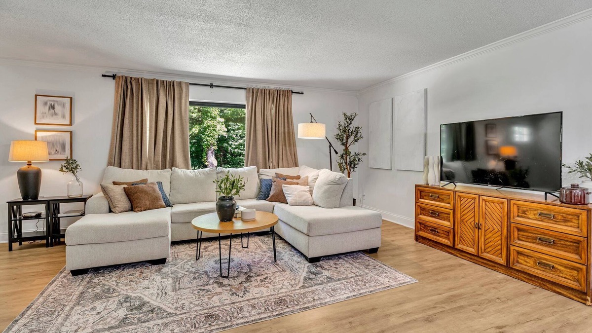 Inglefield House | Fall Bliss: Charming 3BR Home with Sauna & Hot Tub