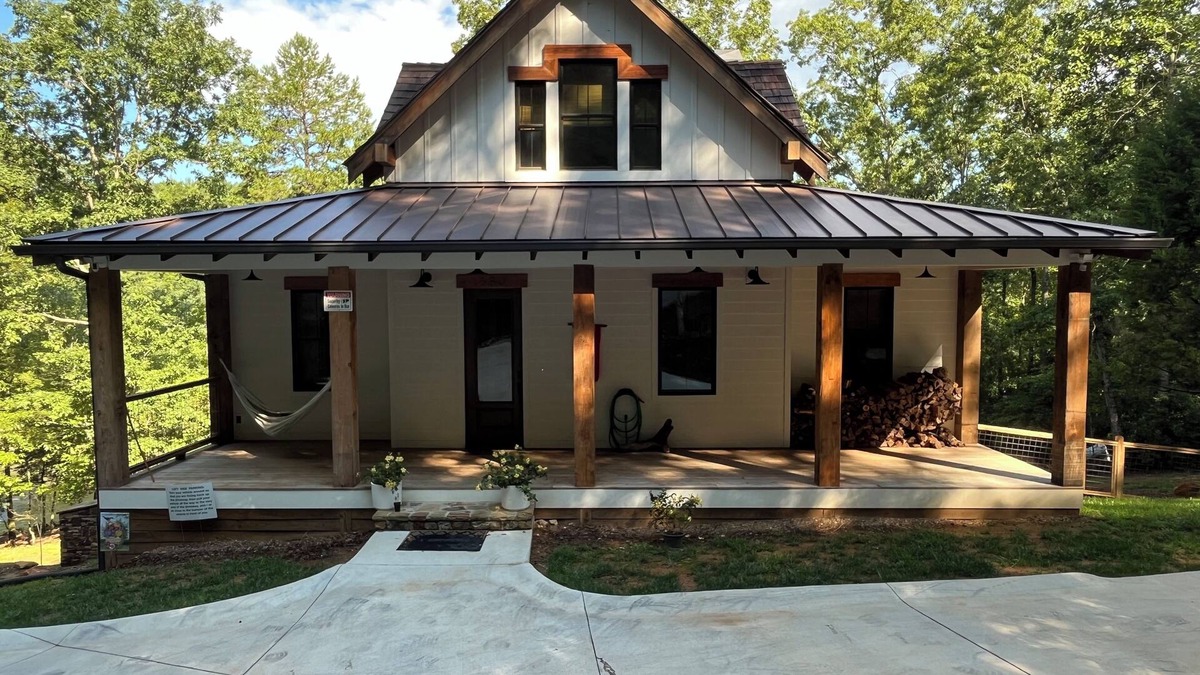 Demorest House | Fall Discount! 7 BR Luxury River home, hot tub, kayak, game room, fire pit