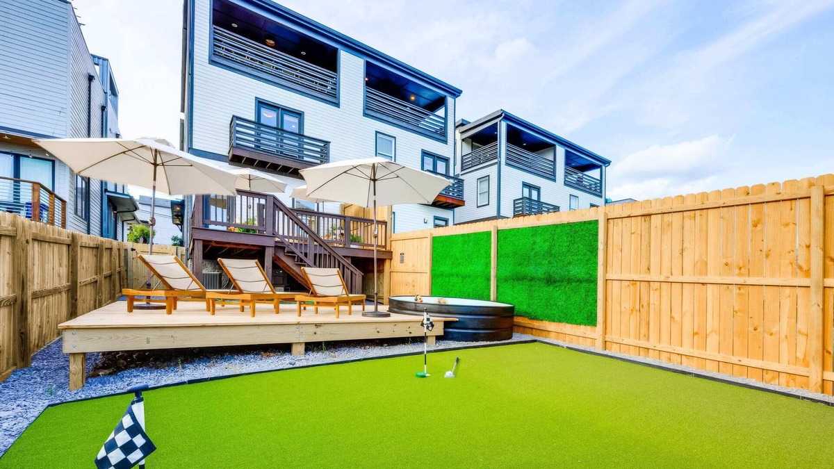 Talbot's Corner House | Fall escape hot tub, pool, game room, city views near Broadway