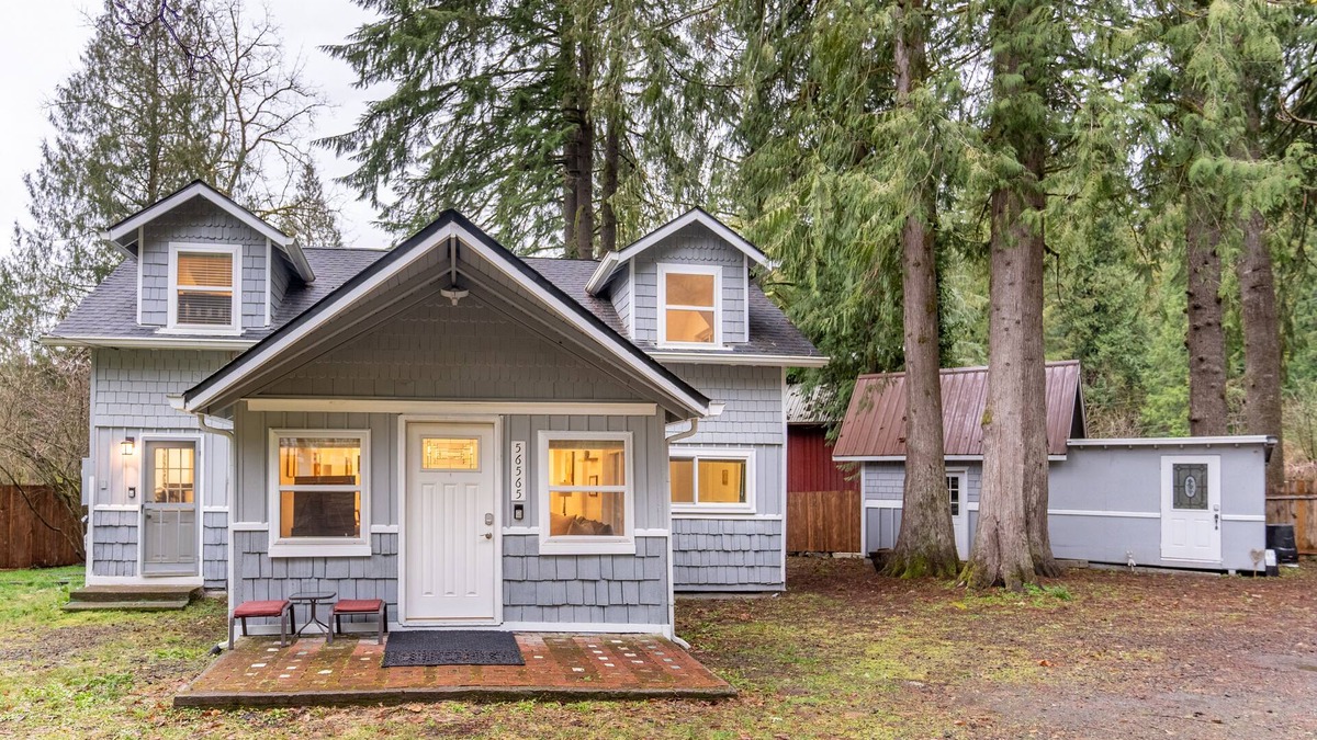 Marmot House | Fall family fun near Mt Hood with a hot tub! Hike! Bike!