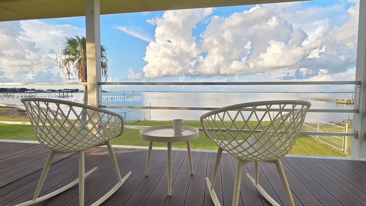 Dickinson House | Fall Fishing Getaway in San Leon- Don’t Miss Out! Waterfront Pier w/Boat Slip🎣