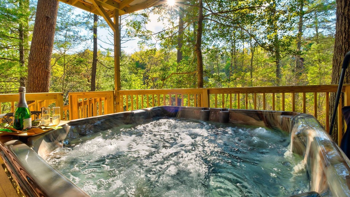 Sevierville Cabin | Fall Foliage! 5% Senior Dscnt -Theater - XBox-Game Room-HotTub-PELOTON-Dollywood