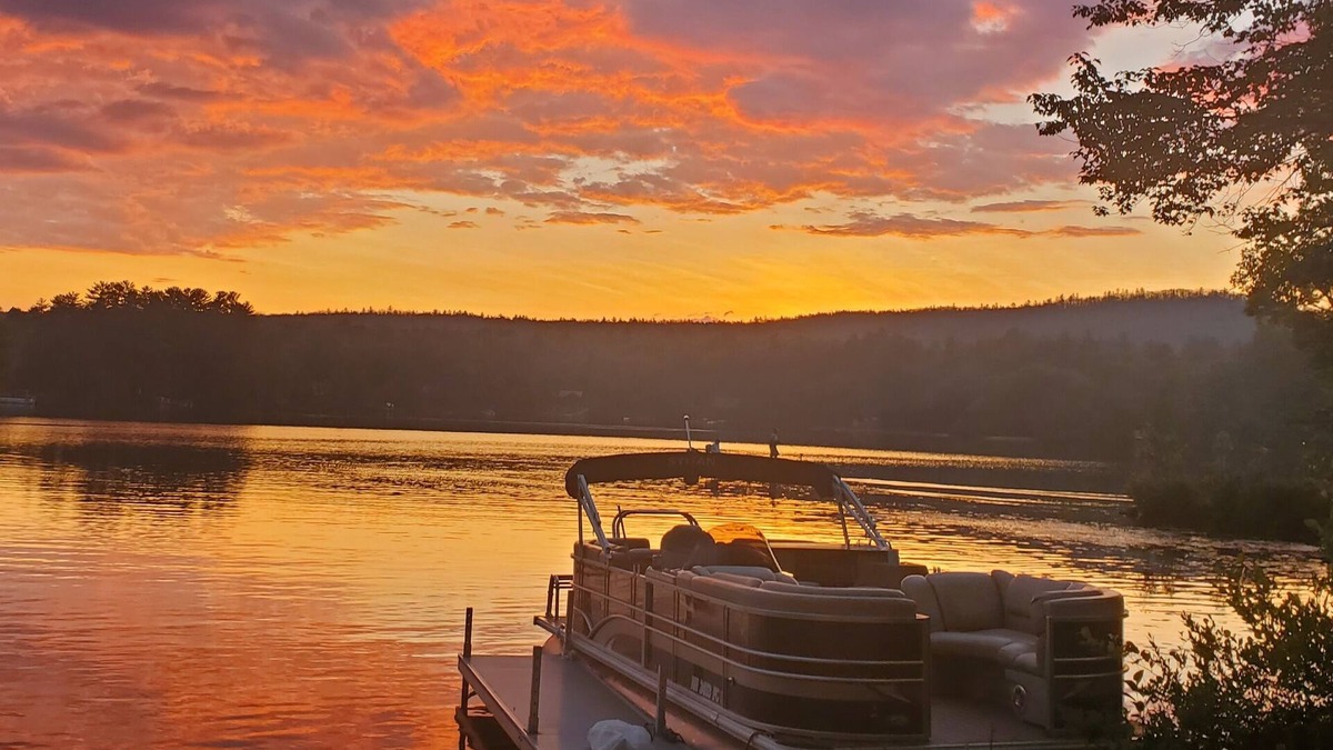 Freedom House | Fall Foliage Lakeside Getaway