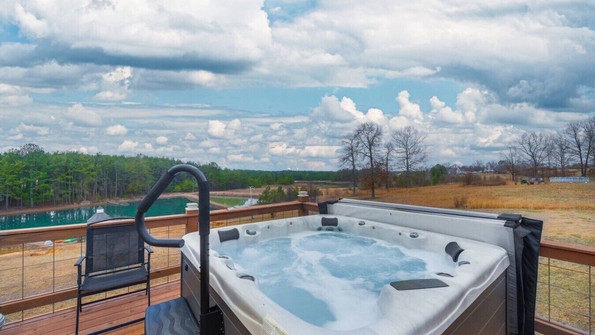 Bryant House | Fall Foliage Retreat: Hot Tub, Kayaks & Pond Deck
