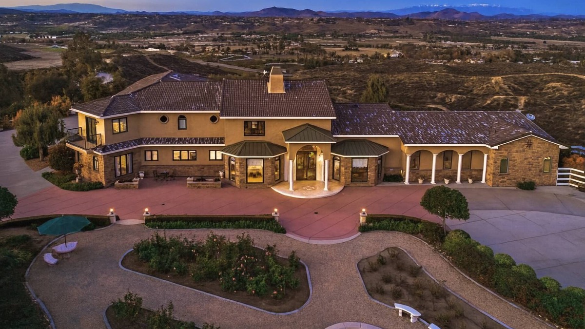 Temecula House | Fall Into Luxury 25% Off Private Vineyard Getaway
