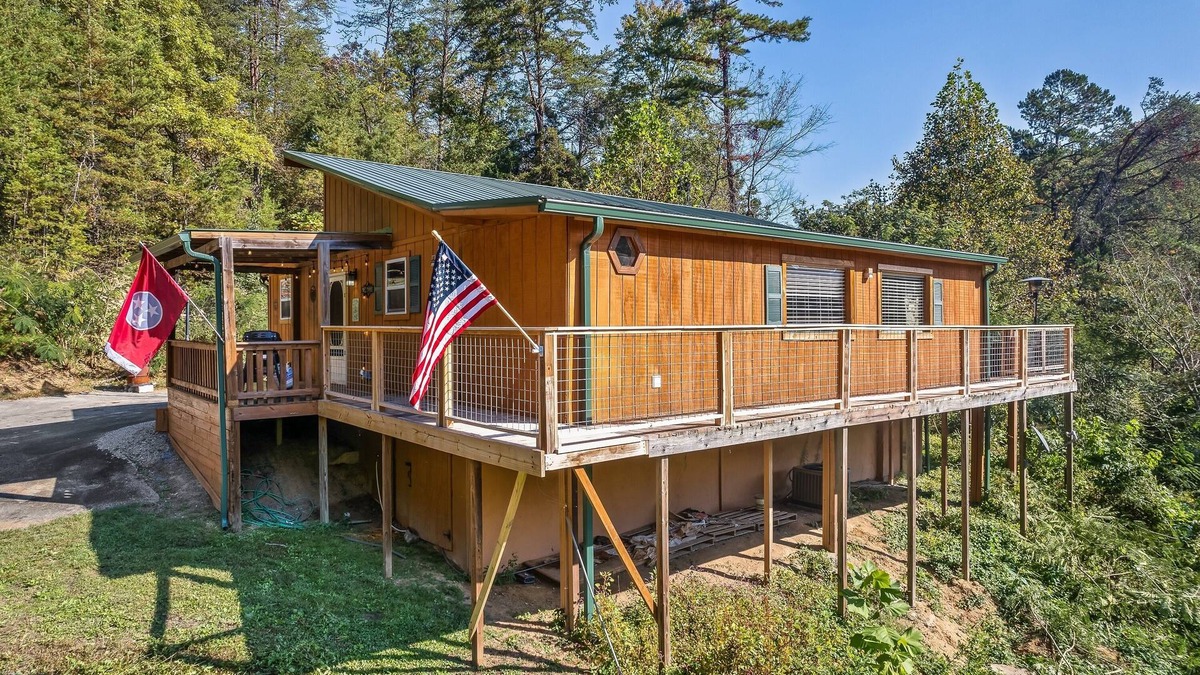 Sevierville Cabin | Fall Leaf Sale and No Pet Fees! Secluded, family friendly cabin with Hot Tub