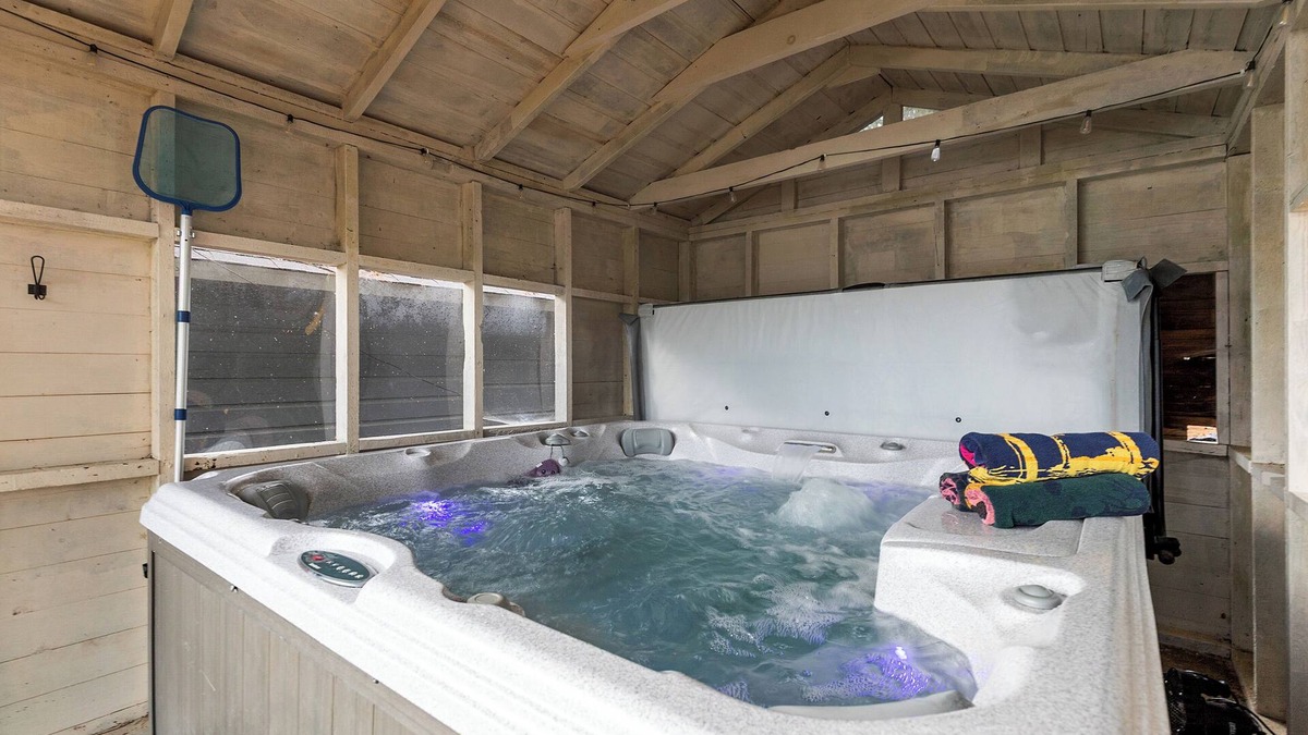 Wild Rose Cottage | Fall on the lake: hot tub, firepit & cozy nights