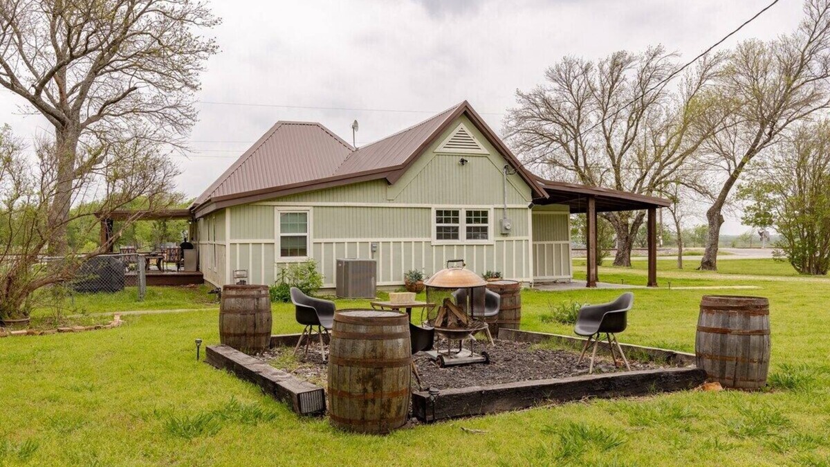 Waxahachie House | Fall Railway Station Stay- Sleeps 9