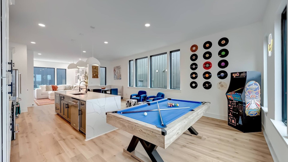Hurwood Heights House | Fall rooftop hot tub, game zone, sauna — near Broadway and Geodis Park