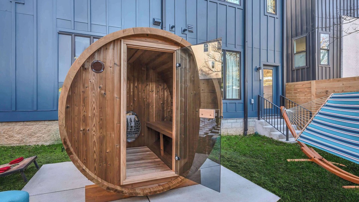 Hurwood Heights House | Fall rooftop hot tub, game room, sauna near Broadway