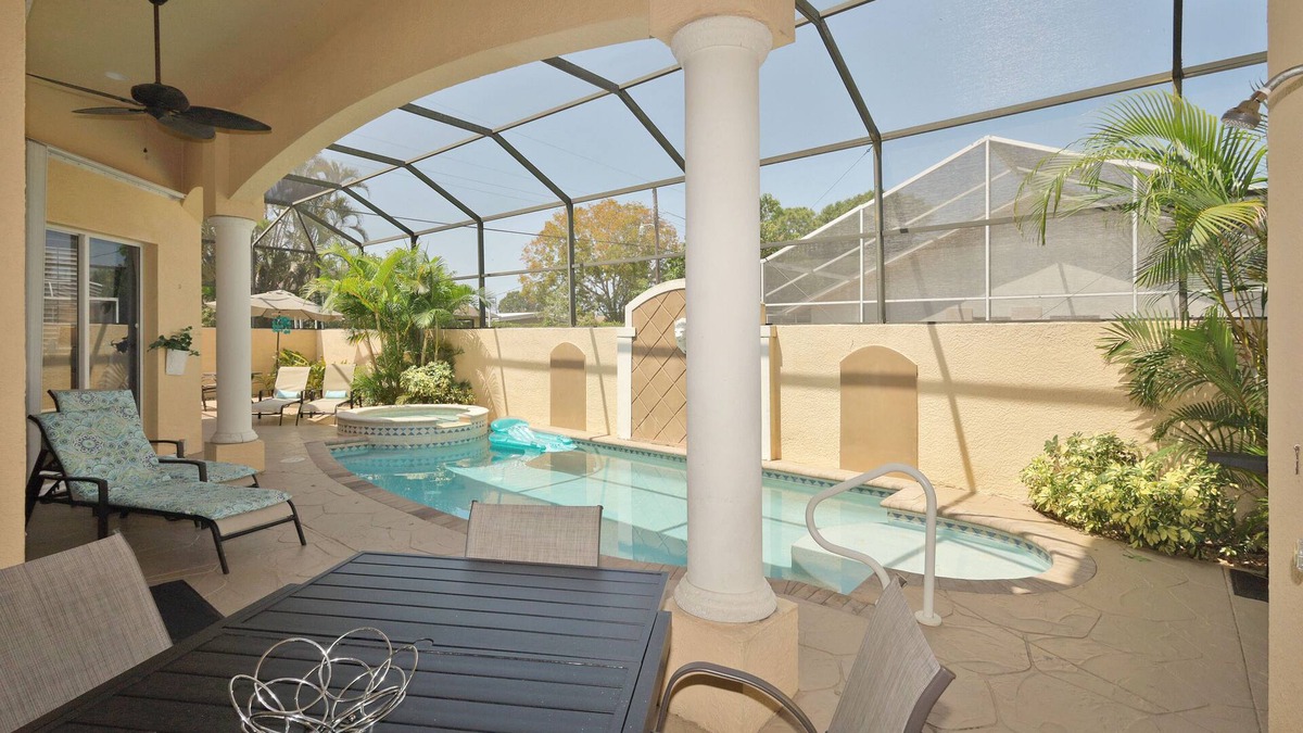Naples Park House | Fall Specials email owner for more info. - Large 5 Bd-Pool- Spa-Walk to Beach