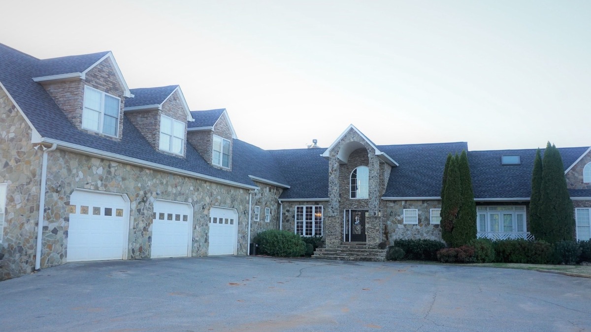 Dahlonega House | FALL SPECIALS… nPrivate Lakeside Estate on 40 acres w/Million Dollar View