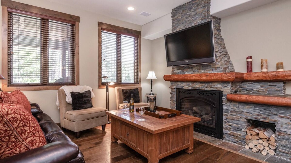 Woodwinds House | Fall Stays Available! Modern Townhome on Sierra Star Golf Course with Private Hot Tub and Grill!