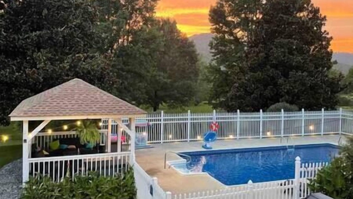 Trenton House | Fall Vibes - Hot Tub & Fire Place - Mountain Views - Minutes to Chattanooga