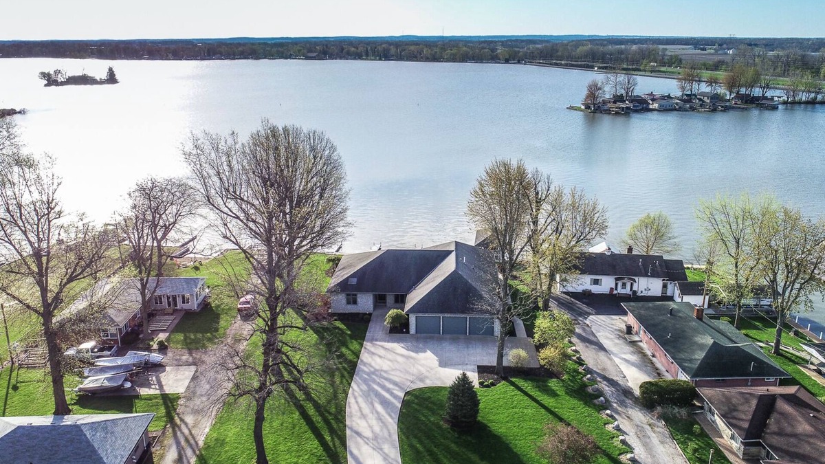 Russells Point House | fall weeks still available! 4 bd 3 ba 3200 Sq Ft New reno Exec. Home w/3docks