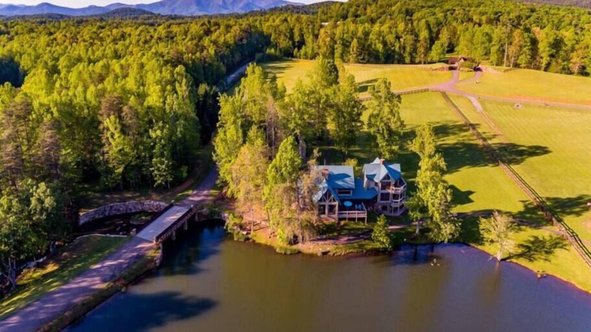 Ellijay House | Falling Waters Lodge Spectacular Lake Front Home