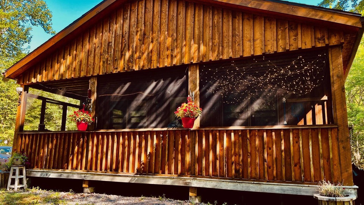 Smiths Corner Cottage | Falls Lake Burrow - Private Cottage with Screened-in Hot Tub