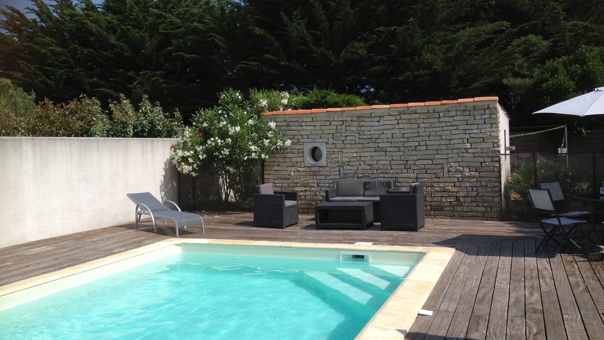 Saint-Clement-des-Baleines Villa | Family home with swimming pool and large enclosed garden - sleeps 8