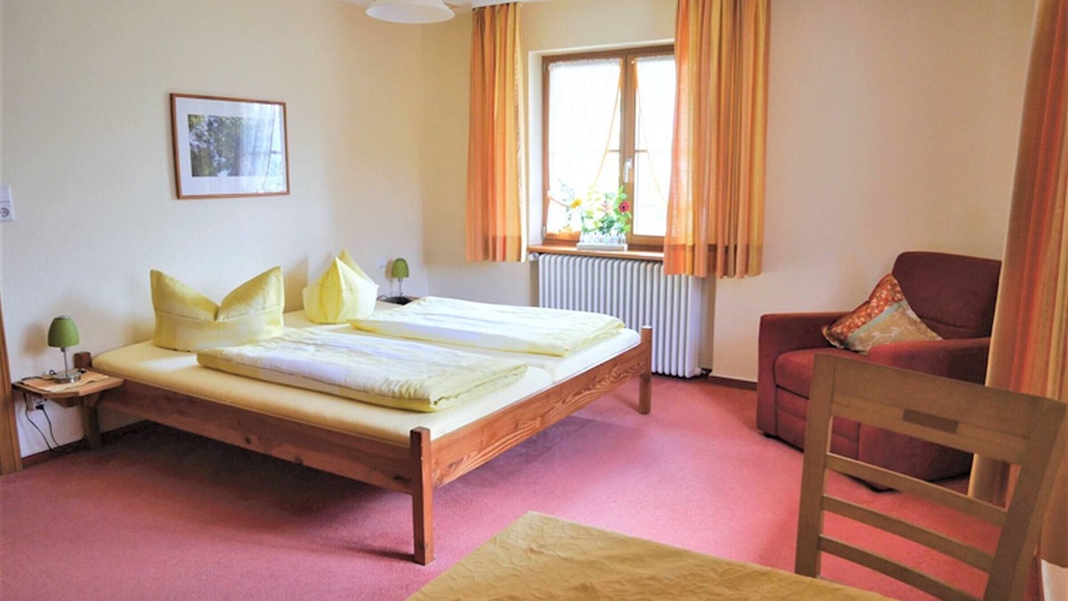 Busterbach Apartment | Familienzimmer für bis zu vier Personen mit zwei separaten Doppelzimmern, Sat-TV und Badezimmer