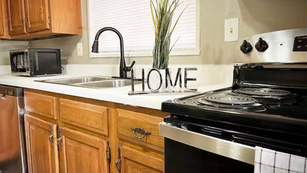 East Memphis House | Family 4BR Home Memphis BBQ, Yard, Games