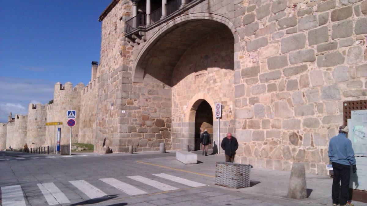 Old Town of Avila Condo | FAMILY ACCOMMODATION CONDE DON RAMON. GARAGE INCLUDED. Free WIFI.