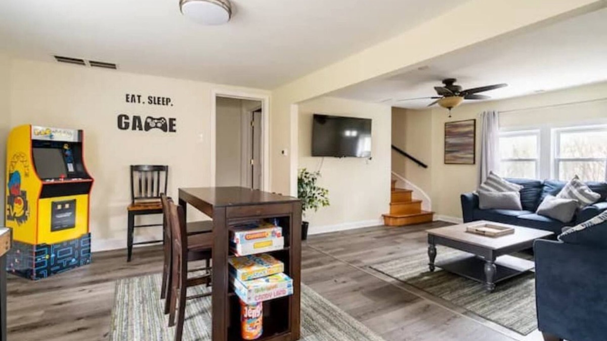 Clifton Heights House | Family Affair in Philly Suburbs - Free Parking