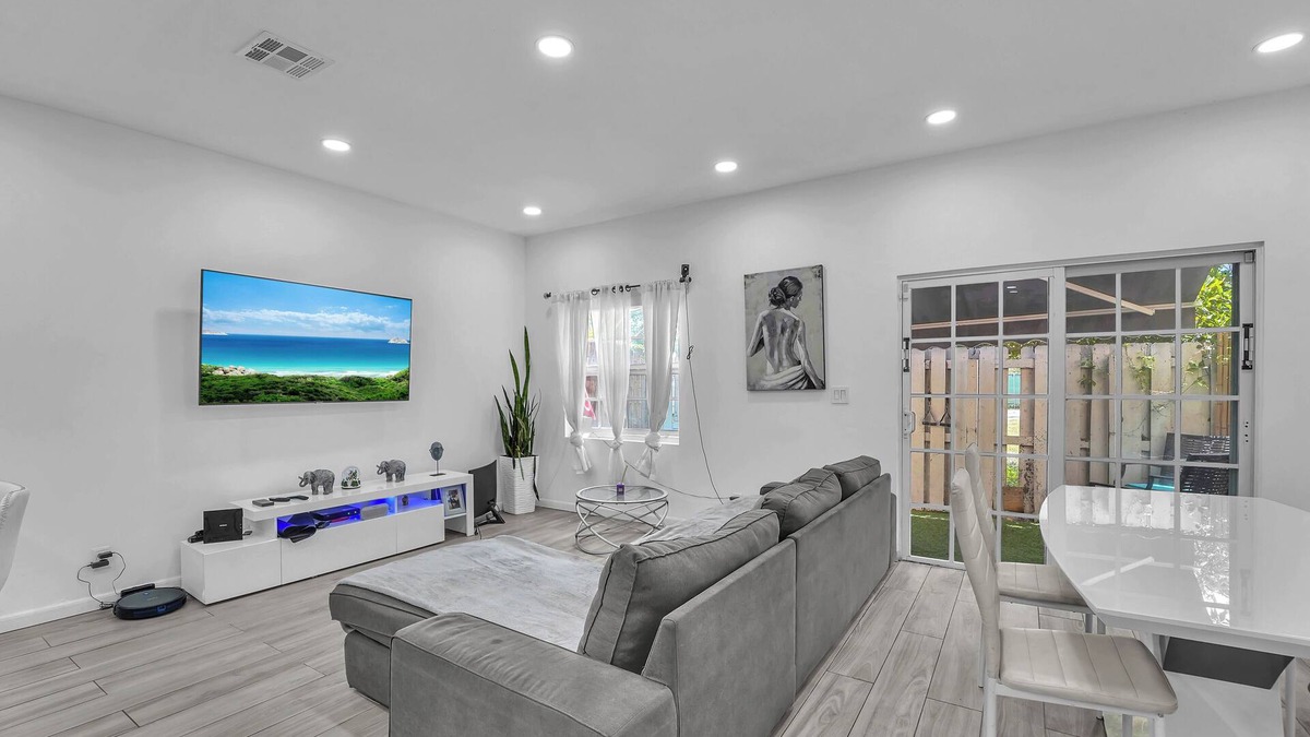 Highland Garden House | Family and Dog Friendly Townhouse, near to the Beach, build in Sauna & Gym,EV ch