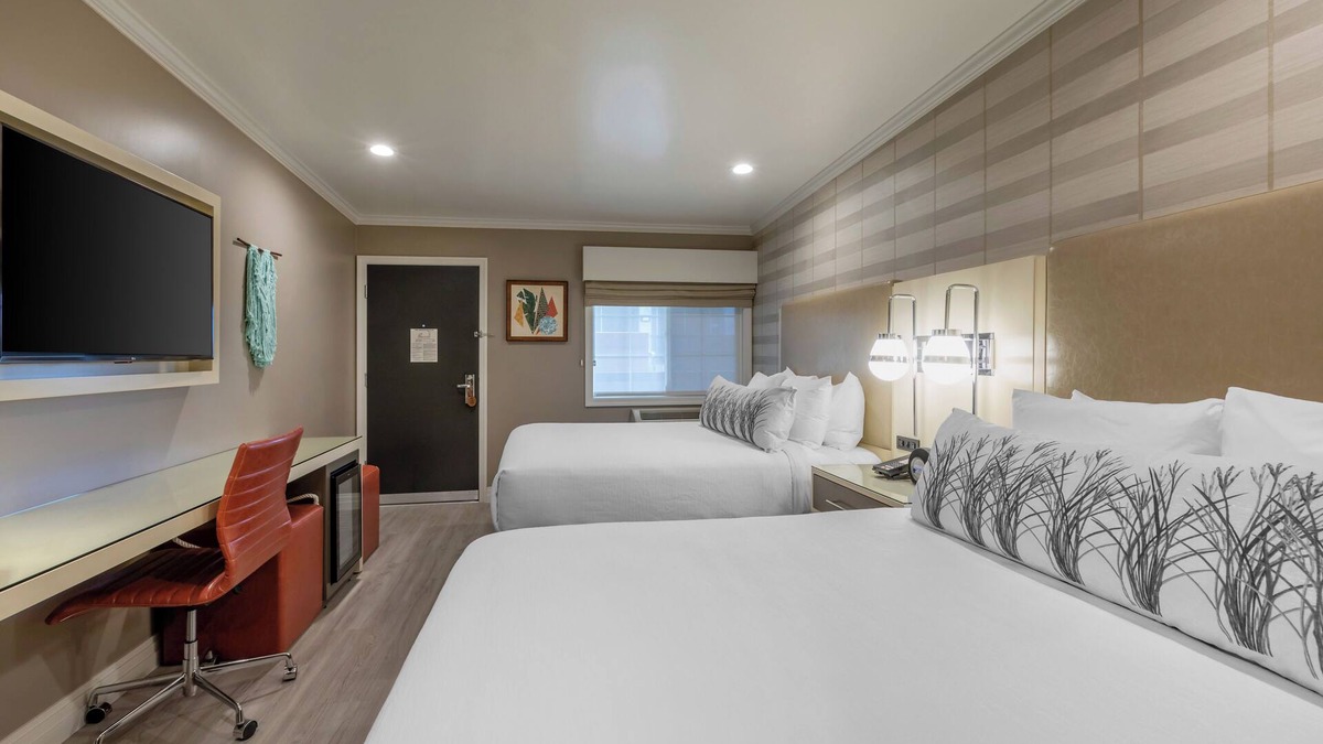 Southeast Torrance Hotel | Family and Friends Getaway! Four Sleek Units, Relaxing patio, Gym, Free Parking