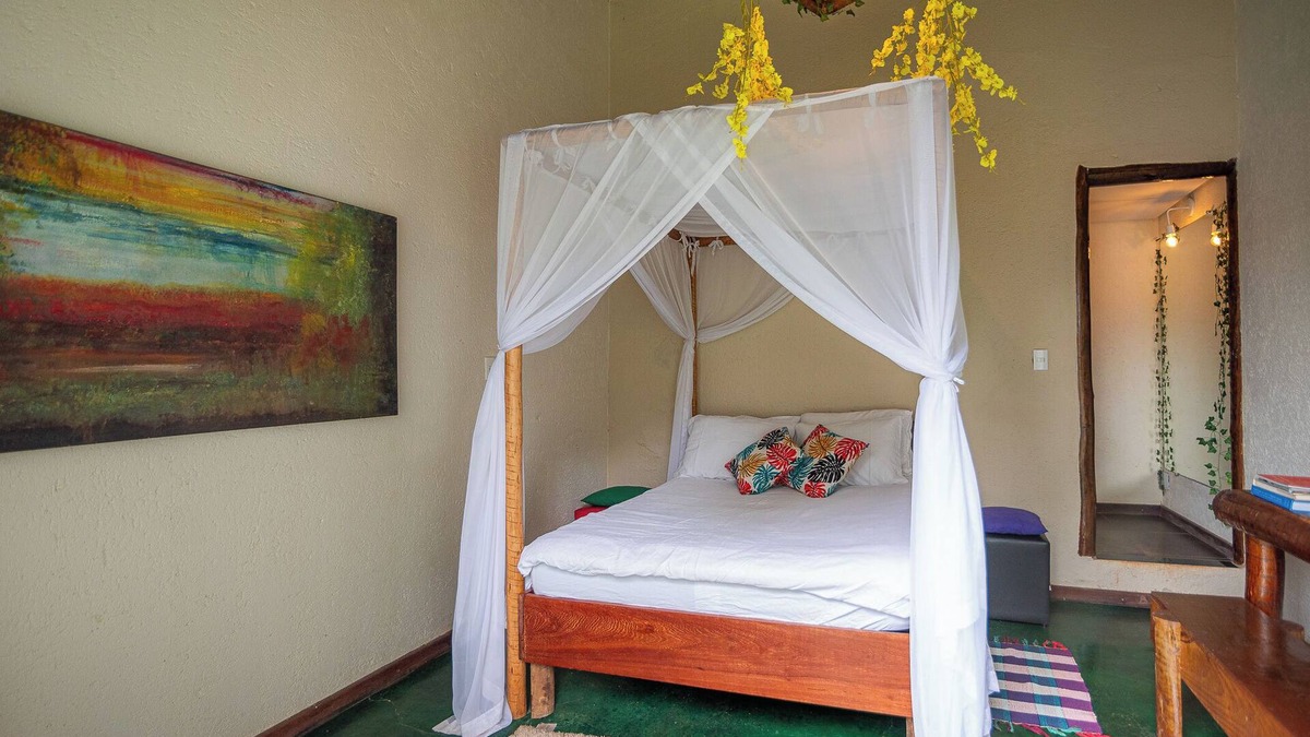 Piedade do Paraopeba Ski Chalet | Family and pet friendly chalet in Brumadinho 30 minutes from BH. Kitchen integrated with nature.