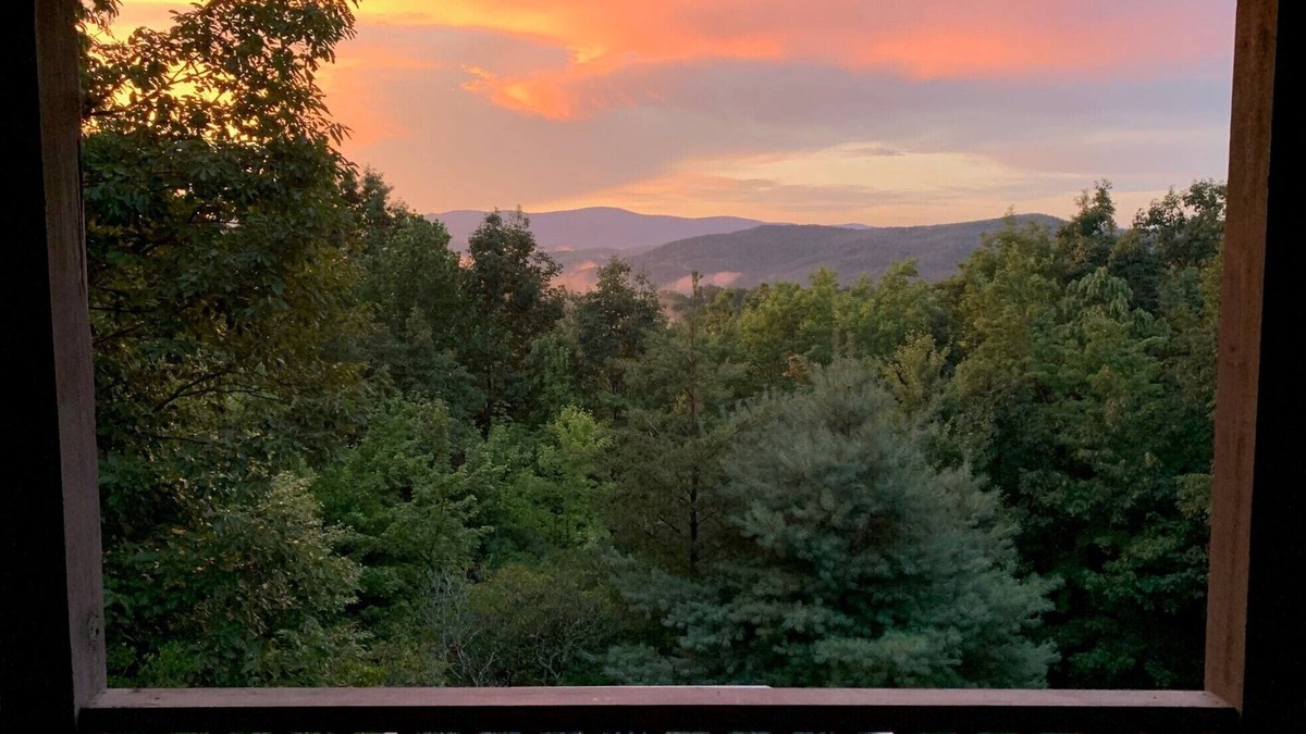 Ferguson Cabin | Family and Pet Friendly Mtn Top Cabin, Double Porch, High-Speed WiFi/SmartTVs