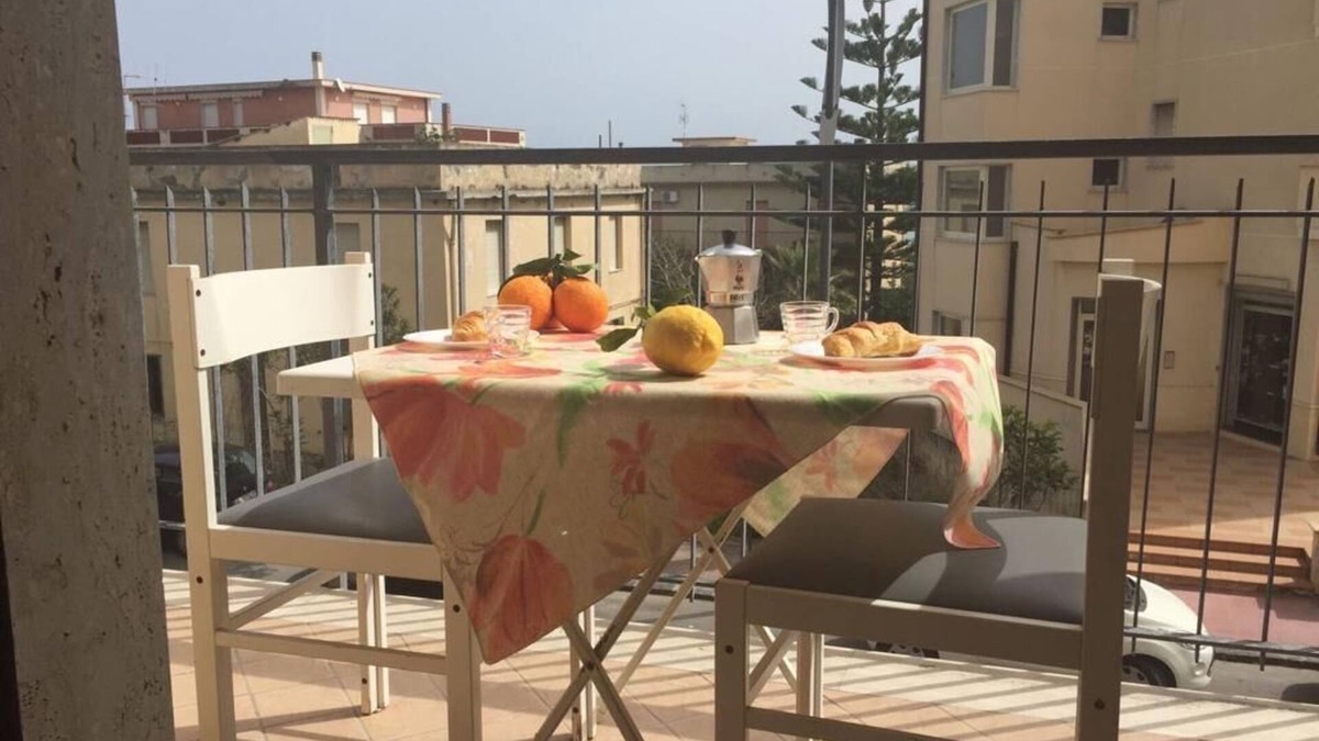 Monasterace Apartment | Family apartment a stone's throw from the sea.