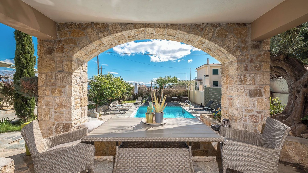 Spata-Artemida Apartment | FAMILY APARTMENT WITH PRIVATE SWIMING POOL IN VRAVRONA