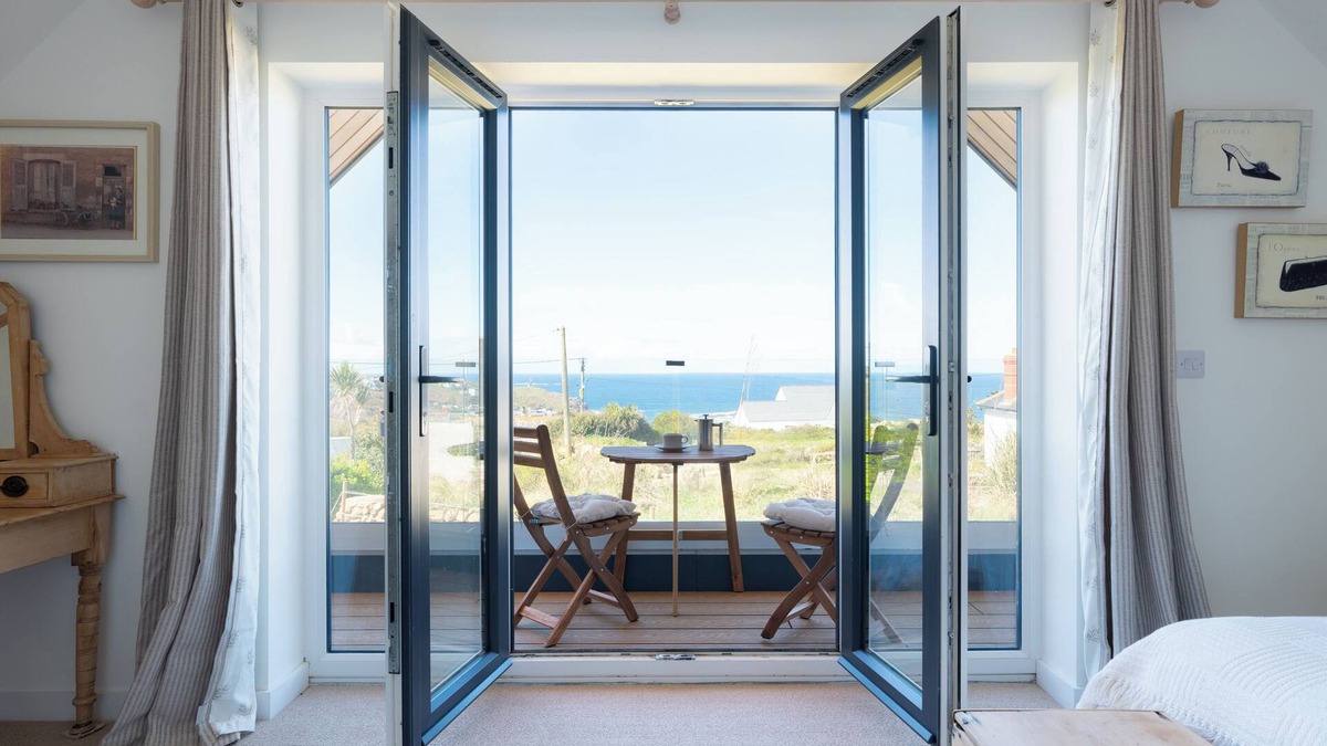 Saint Martin House | Family Beach House - Direct Access to Sennen Cove Perfect for Summer Holidays