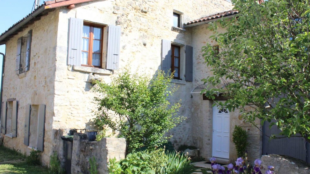 Saint-Front-la-Riviere Cottage | Family cottage with WiFi near Brantôme