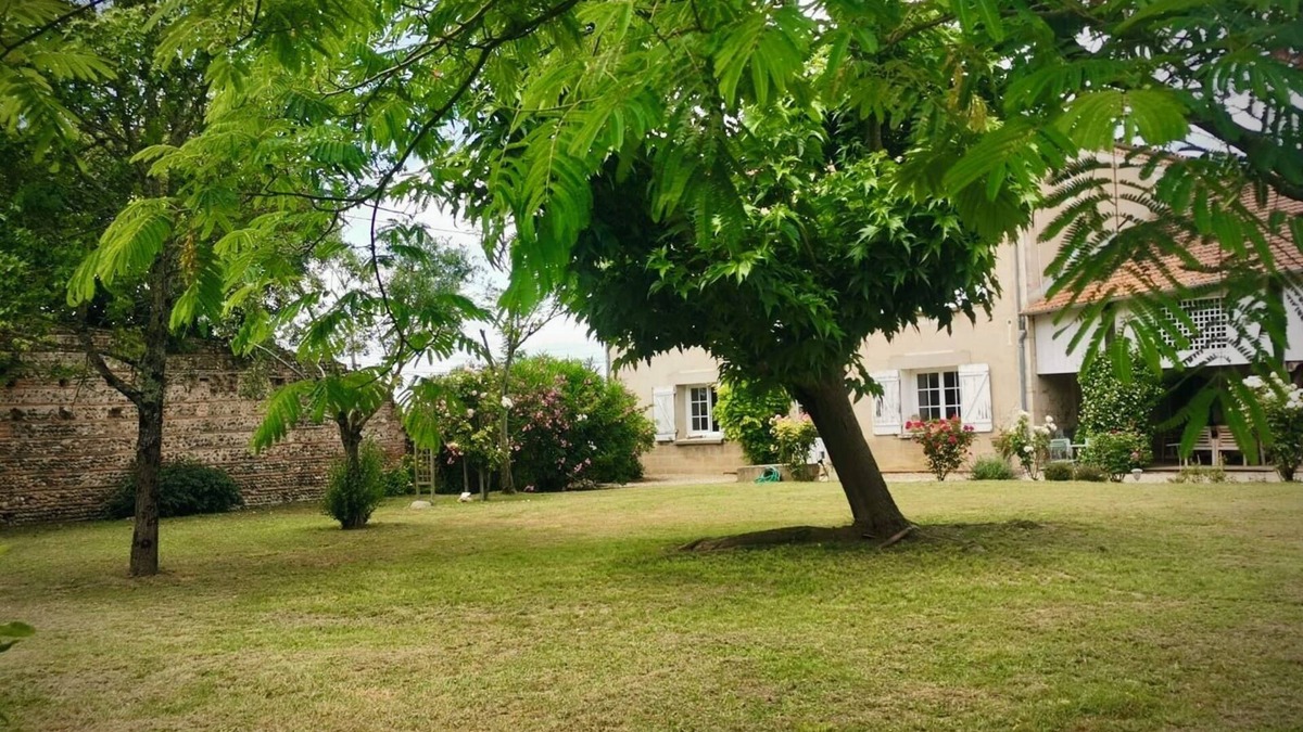Sauveterre-Saint-Denis House | Family country house for rent - sleeps 12