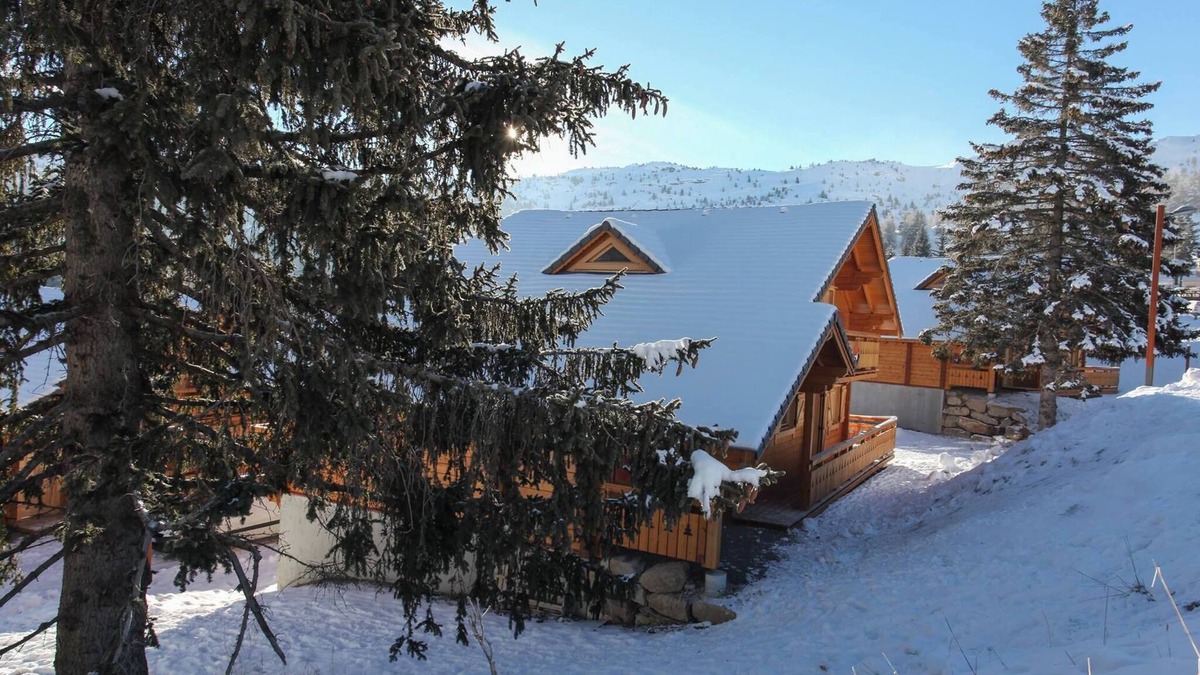 Le Devoluy Ski Chalet | FAMILY CHALET AT LA JOUE DU LOUP, 50M FROM THE SLOPES FOR 14 PEOPLE