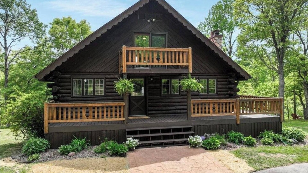 Hayward House | Family Chateau w stream, 12 acres, close to ATV, Snowmobile, trails- Hayward WI