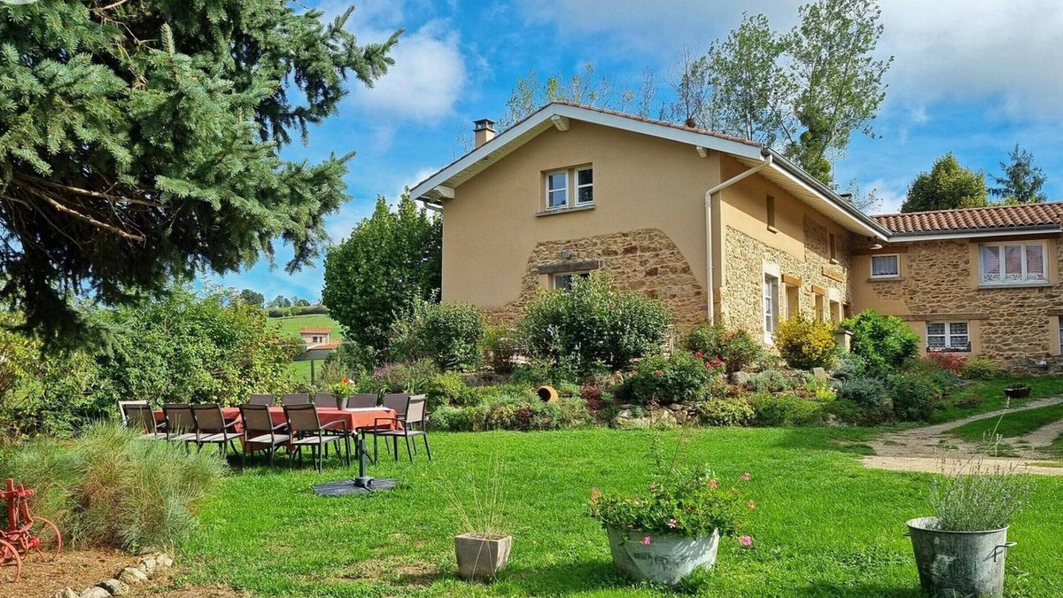 Grammond Cottage | Family cottage for 12 in the heart of the Lyon Hills
