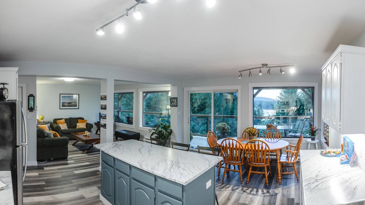 Garden Bay House | Family & dog friendly for 6 people - walking distance to 4 lakes!