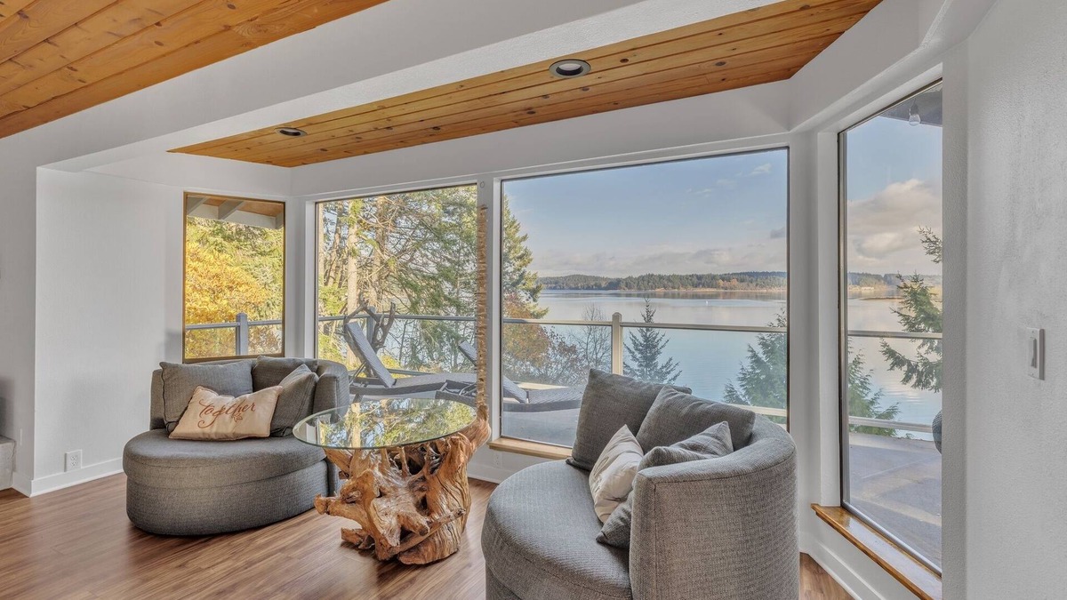 Longbranch House | Family, dog friendly, waterfront beach house by RedAwning