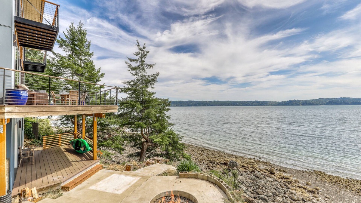 Brinnon House | Family & dog-friendly waterfront home w/free WiFi & a full kitchen