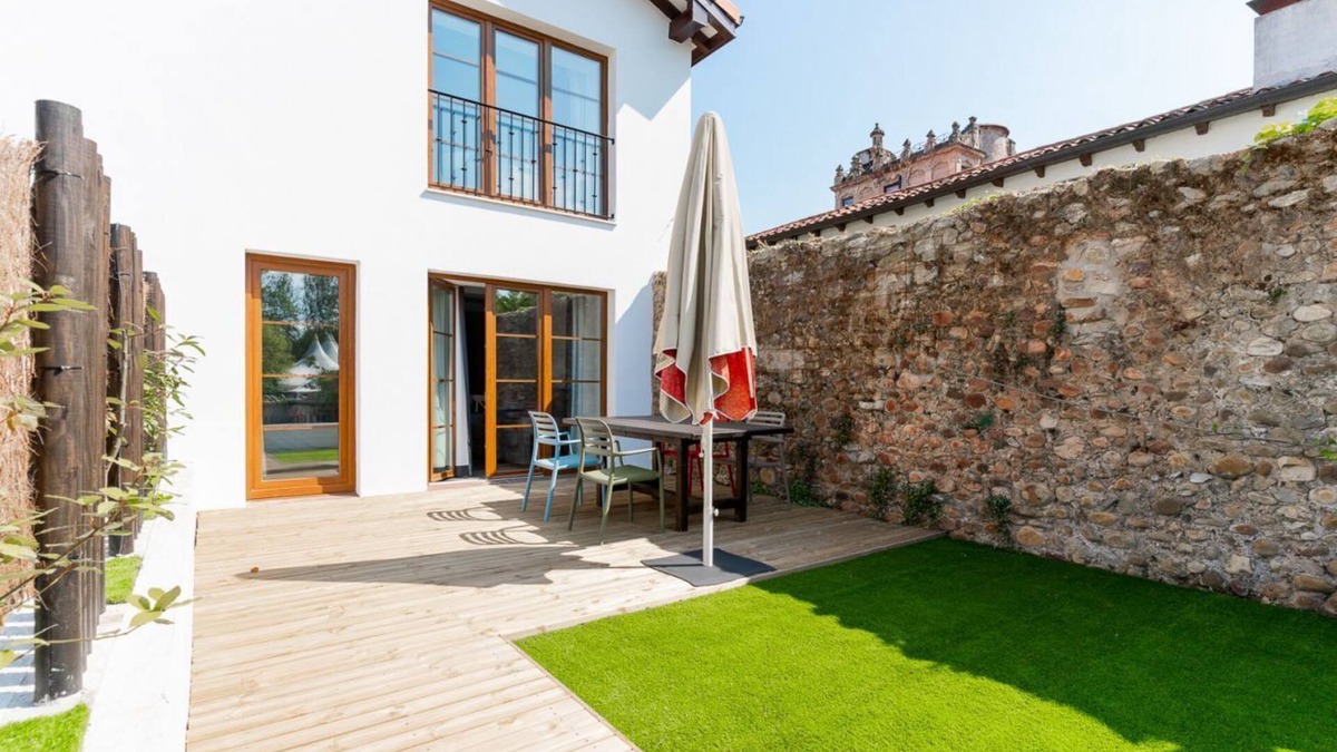 Villaverde de Pontones Apartment | Family apartment (handicapped accessible) with private garden