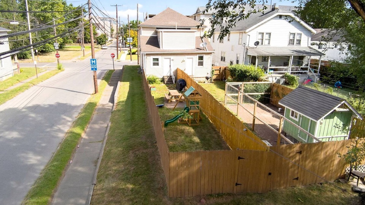 West Columbus House | Family Escape w/Grill, Playground & Picnic Table