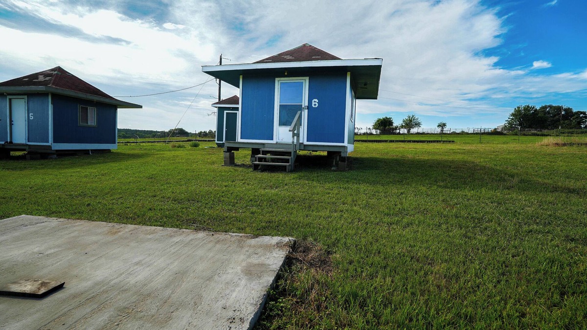 Plantersville Cabin | Family Farms Cabin 6 - Twin/Full Bunk, Fire Pit & Country Charm. Sleeps 3