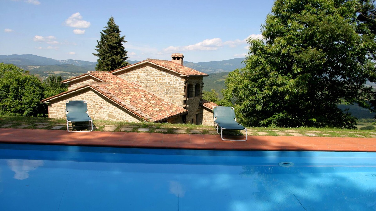 Caprese Michelangelo Villa | Family friendly Tuscan Villa ,private Pool, garden, stunning lake & hill views .