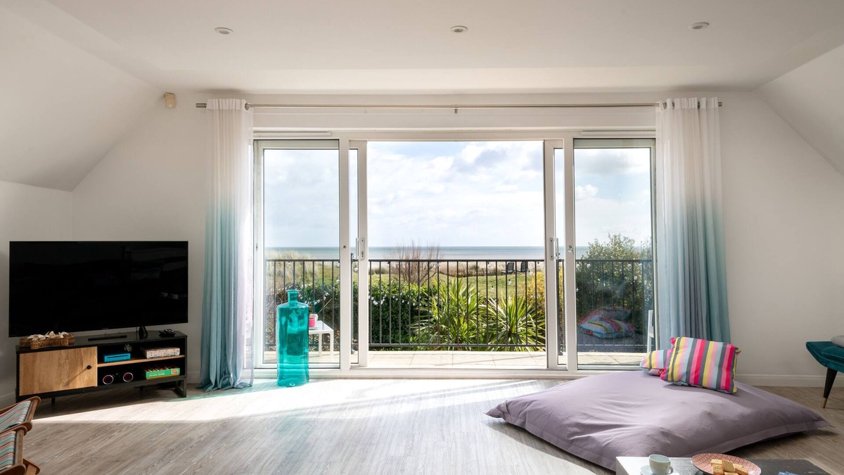 New Romney House | Family Friendly Beach House With Hot Tub! Outstanding Sea Views