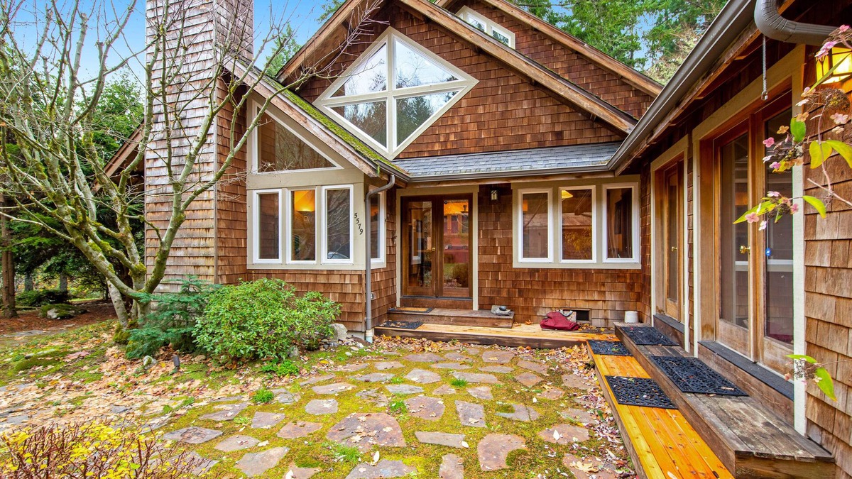 Bainbridge Island House | Family-Friendly Home with Woodland Views, Fireplace & Free WiFi - Walk to Beach